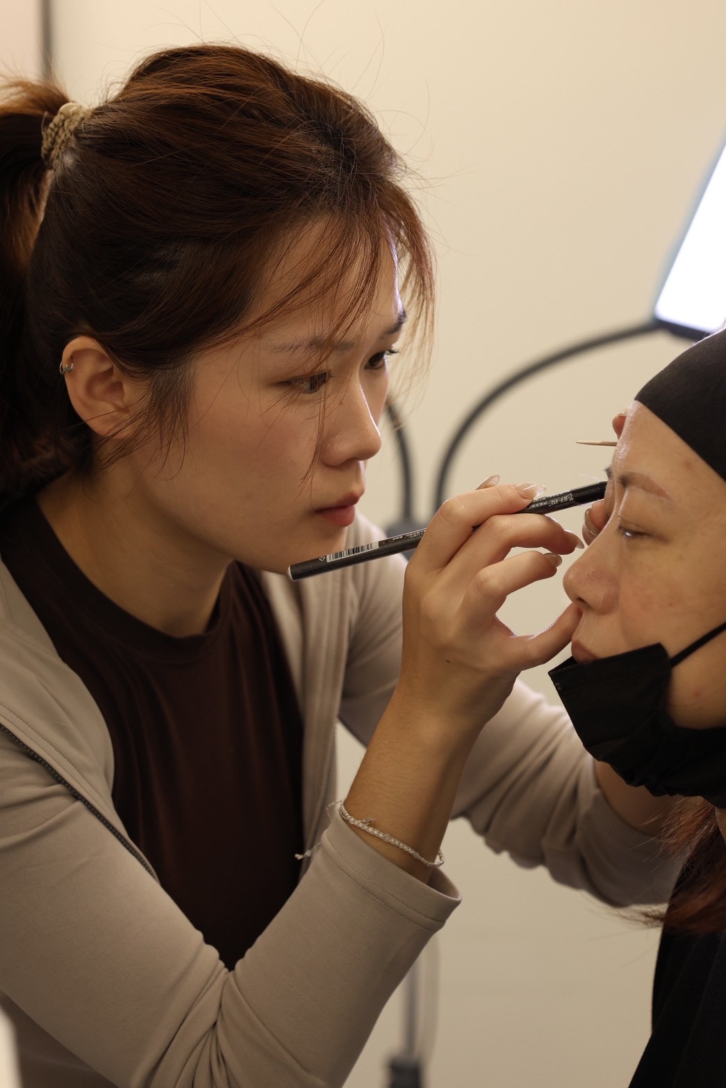 在 Terresa 工作室,上色前先用眉筆為客人試畫眉型